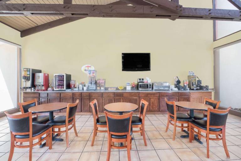 Super 8 By Wyndham Kerrville Tx — photo 4