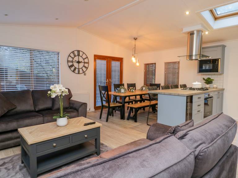 Cottage with hot tub, garden & pool | Beach view — photo 3