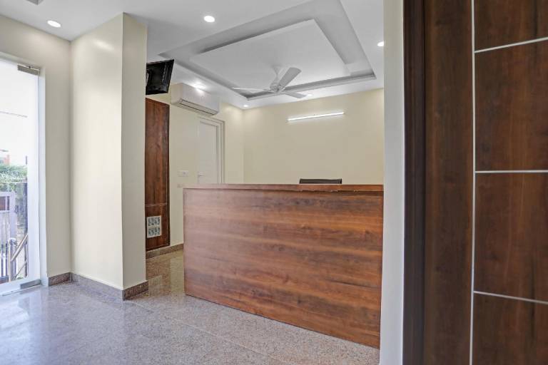 Collection O Raksha Inn Near PVR Ansal Plaza Greater Noida — photo 2
