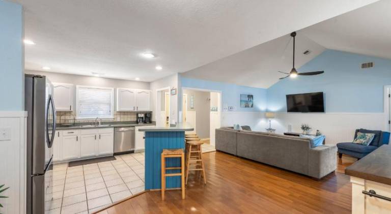 House with hot tub | Pet-friendly — photo 3