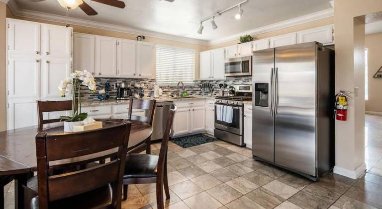 Fully equipped big vacation home with private pool, terrace & barbeque | Perfect for remote work | Pets allowed — photo 4
