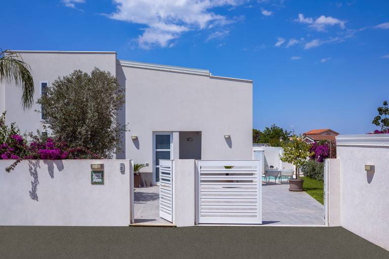 Family-friendly pleasant house with yard, private pool & grill | Beach nearby | Pets are welcome — photo 2