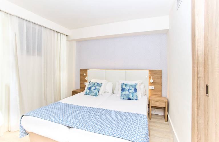 Aparthotel  Cala Llenya