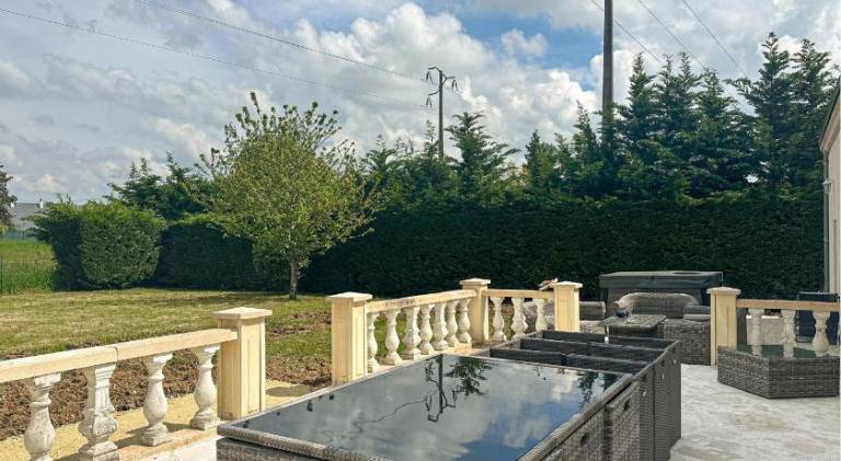House with hot tub — photo 4