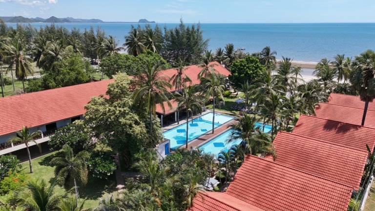 Dolphin Bay Beach Resort in Sam Roi Yot