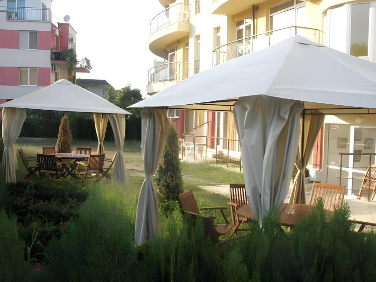 Serviced apartment with pool, garden & patio | Beach nearby | Pets allowed — photo 3
