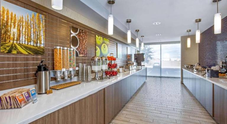 La Quinta Inn & Suites by Wyndham Kingman — photo 4