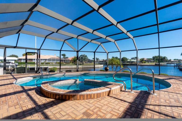 Tropical-Waterfront Htd Pool-Spa-Dock-Kayaks-Bikes in Punta Gorda, FL