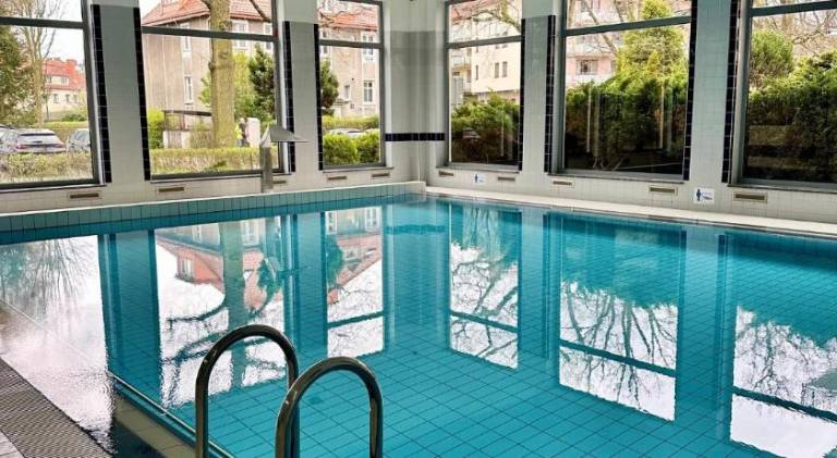 Apartment with pool & hot tub — photo 3