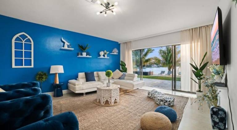 Villa with pool in Aventura, FL
