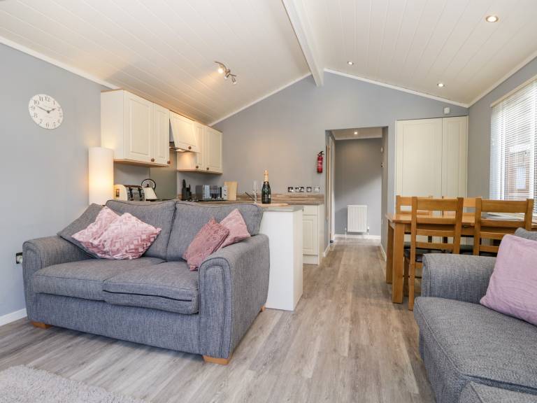 Family-oriented lovely cottage with yard | Pets are welcome in Windermere