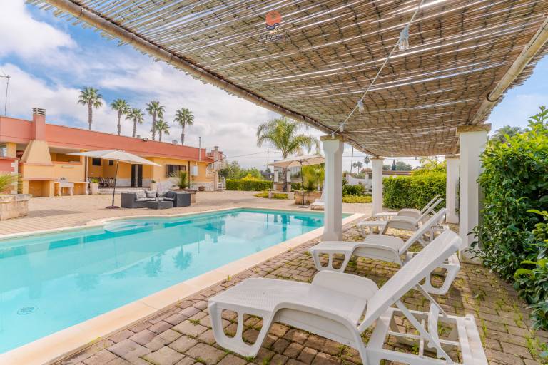 Vacation home with grill, private pool & yard | Beach view — photo 2