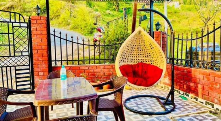 Stayenest Mashobra with balcony view — photo 3