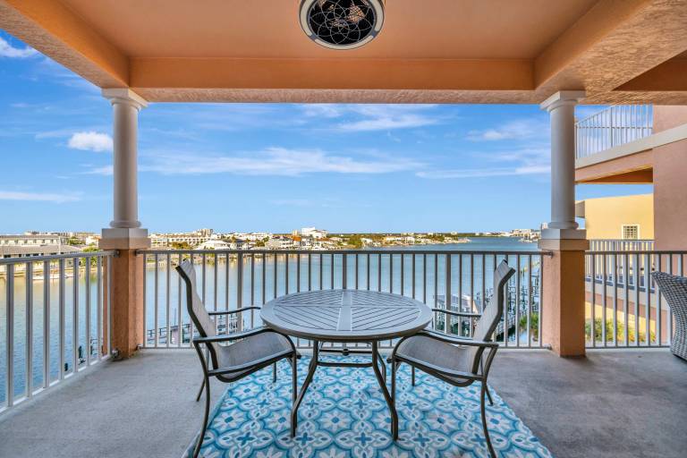 Waterfront Resort 3B & Balcony Hot Tub near Beach