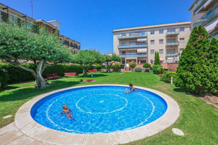 Apartment with pool, garden & patio — photo 4
