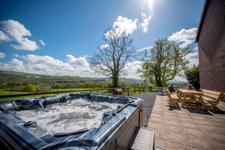 Charming Farmhouse with Hot Tub and Games Room near Llandeilo, Carmarthenshire — photo 4