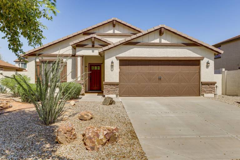 4 Mi to Luke AFB: Family Home w/ Pool & Hot Tub — photo 4