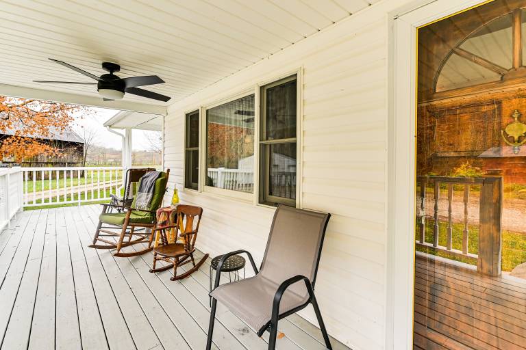 On 220 Acres! Hot Tub Haven in West Liberty — photo 2
