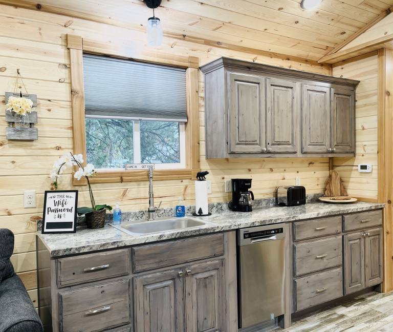 Knotty Bear tiny home 20 miles to West Yellowstone. WiFi - BBQ - fully equipped kitchen — photo 3