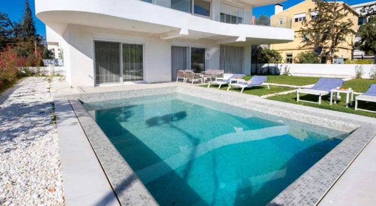 Apartment with garden, private pool & patio in Glyfada