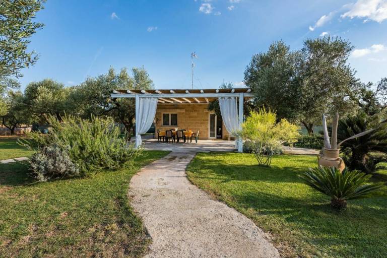 Villa with private pool, BBQ & patio — photo 4