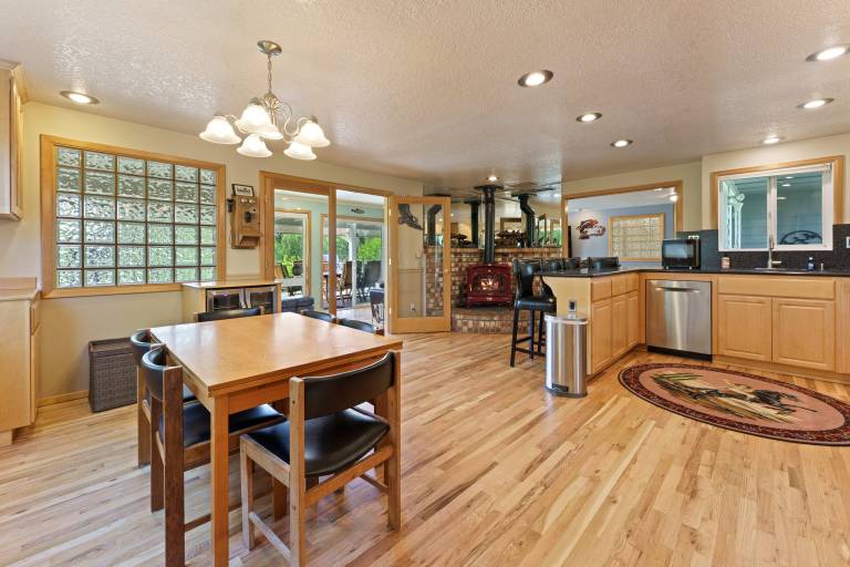 Otter Run - Riverfront Paradise in Tumalo, Hot Tub, Sauna, Deck, Pet Friendly! — photo 5