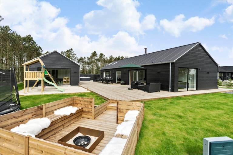 Vacation home with patio, hot tub & sauna — photo 2