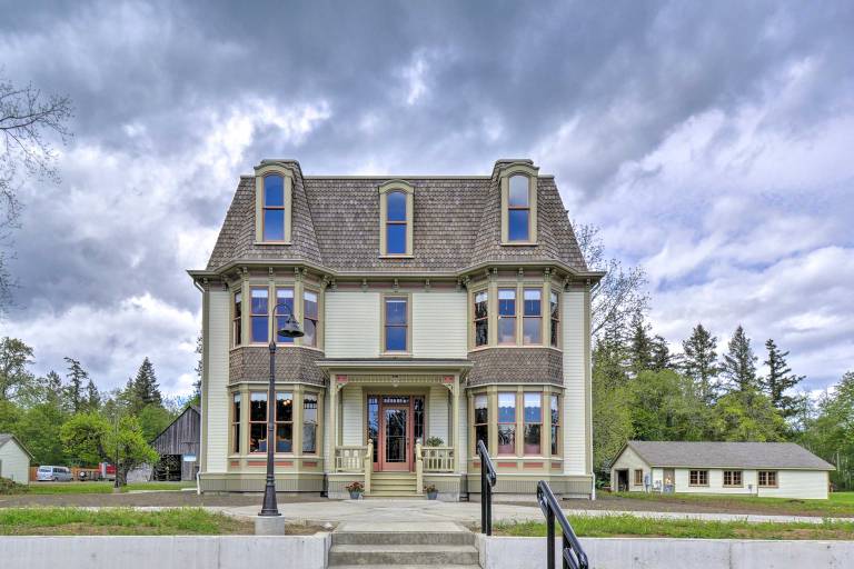 Historic Victorian Villa w Park On Site