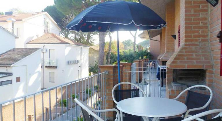 Apartment with terrace & yard — photo 4