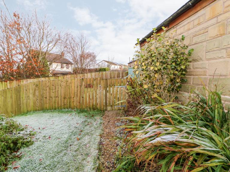 Child-friendly charming cottage with jacuzzi & yard | Pets are welcome — photo 2