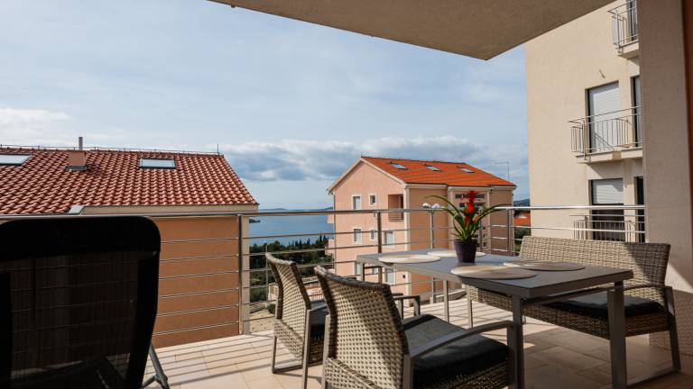 Rental apartment with patio & yard — photo 2
