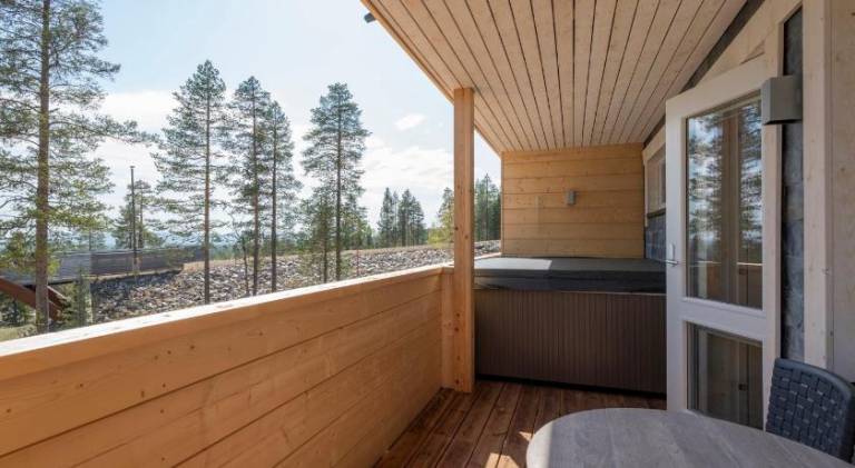 Serviced apartment with jacuzzi, patio & sauna — photo 4