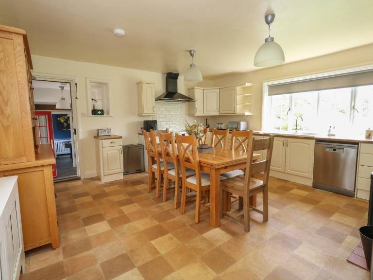 Family-oriented charming cottage with yard & jacuzzi | Beach view | Pets are welcome — photo 5