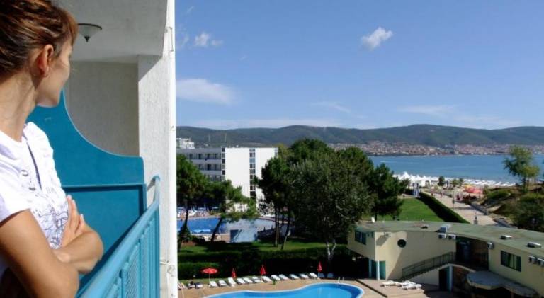 Serviced apartment with barbeque, pool & yard — photo 4