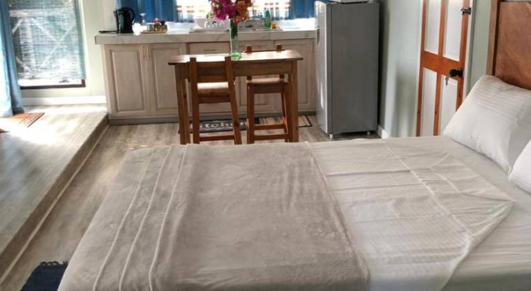 Serviced apartment with yard, hot tub & patio — photo 2
