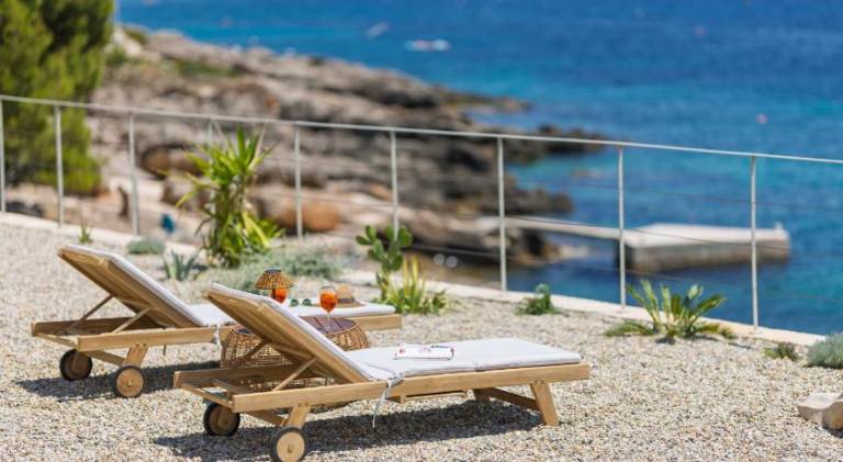 Villa with 3 rooms for 6 persons in Jelsa