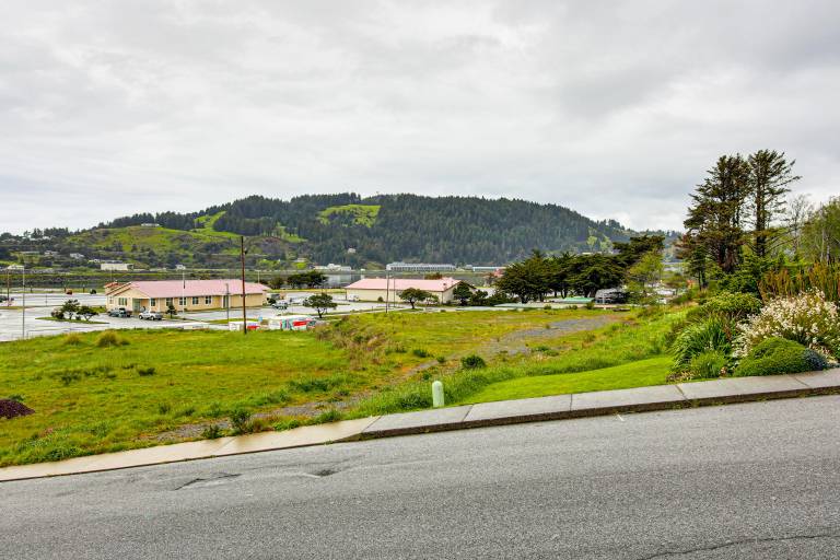Views of Ocean & Harbor! Quaint Gold Beach Duplex — photo 4