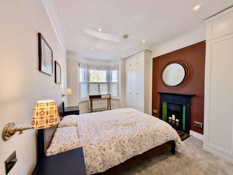 Cosy & Bright 2 Bed House in Earlsfield