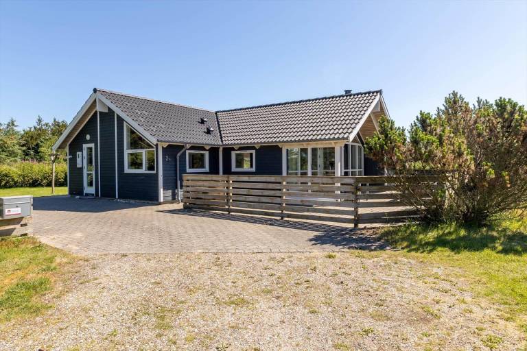 House with jacuzzi, terrace & yard in Harboore