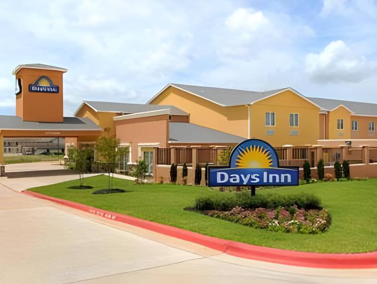 Days Inn by Wyndham Rockdale Texas in Rockdale, TX
