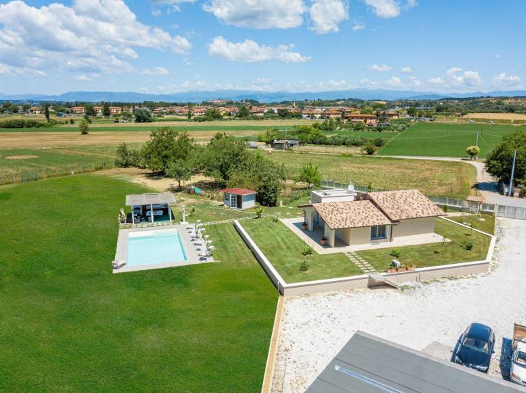 Villa with private pool, yard & barbecue — photo 4