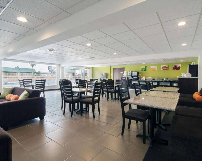 Quality Inn & Suites Airport — photo 4