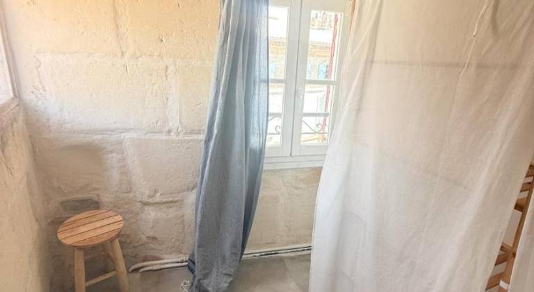 Charming serviced apartment with patio | Pet-friendly — photo 4