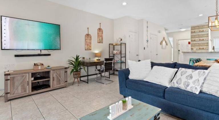 Vacation home with pool in Miramar, FL