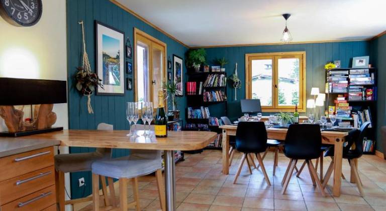 Wonderful chalet with yard, sauna & hot tub | Pets are welcome — photo 4