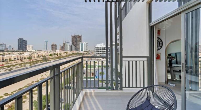 Apartment with pool & yard — photo 3