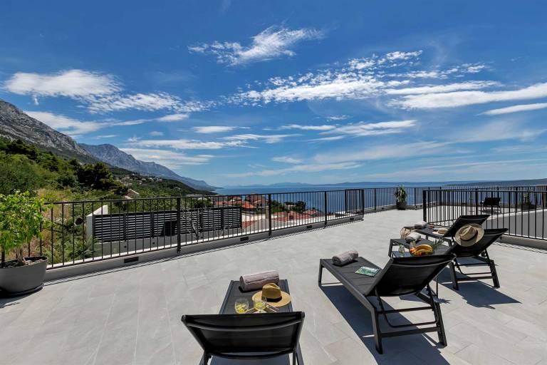 Fully equipped villa with private pool, garden & BBQ | Pool view | Pets allowed — photo 3
