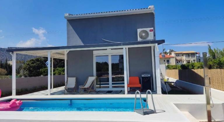 Villa with pool — photo 4