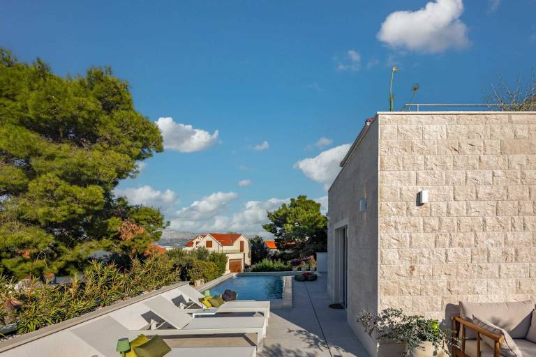 Villa with terrace, yard & grill — photo 4