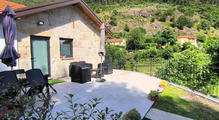 Fully equipped lovely chalet with garden, patio & BBQ | Suitable for remote work | Dogs allowed in Braga